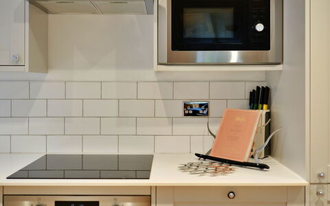 Millstone Cottage: Elettrodomestico Da Cucina, Cucina, Apparecchio Major, Controsoffitto, Cabinetry, Legna, Pavimentazione, Interior Design, Elettrodomestico, Cucina Stufa