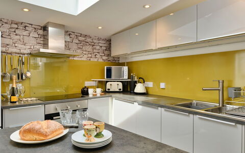 Penzance 624: Cucina, Elettrodomestico Da Cucina, Controsoffitto, Apparecchio Major, Interior Design, Giallo, Pavimentazione, Soffitto, Mobilia, Cabinetry