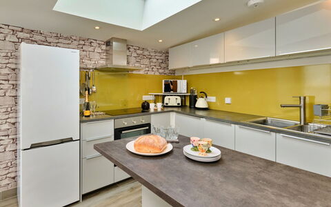 Penzance 624: Cucina, Controsoffitto, Interior Design, Mobilia, Elettrodomestico Da Cucina, Apparecchio Major, Pavimentazione, Legna, Soffitto, Pavimento