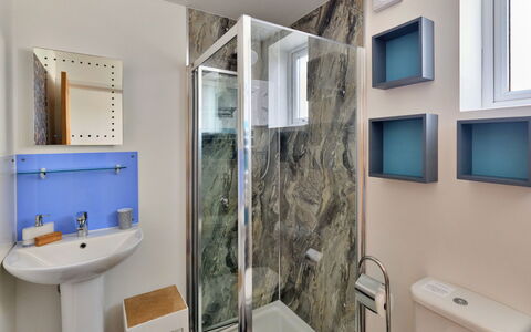 Penzance 624: Idraulico Fixture, Bagno, Lavandino Del Bagno, Pavimentazione, Interior Design, Lavello, Pavimento, Specchio, Rubinetto, Idraulico