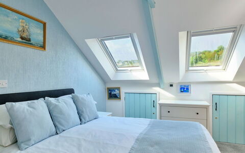 Penzance 624: Camera Da Letto, Legna, Interior Design, Soffitto, Letto, Pavimento, Illuminazione, Pavimentazione, Camera, Mobilia