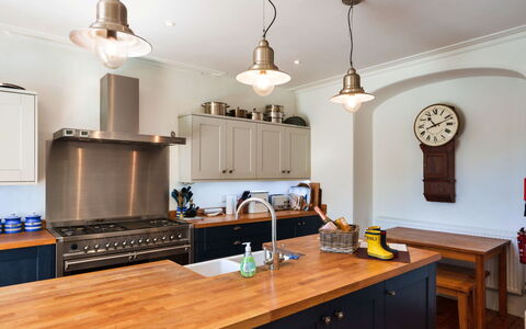 The Old Vicarage: Cucina, Cabinetry, Controsoffitto, Interior Design, Mobilia, Elettrodomestico Da Cucina, Legna, Soffitto, Lampada, Pavimentazione