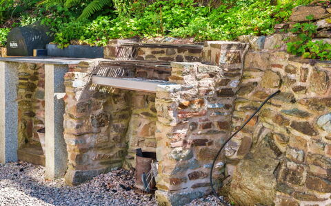 The Old Vicarage: Roccia, Muro ​​Di Pietra, Groundcover, Flagstone, Giardino, Roccia Di Fondo, Landscaping, Cobblestone