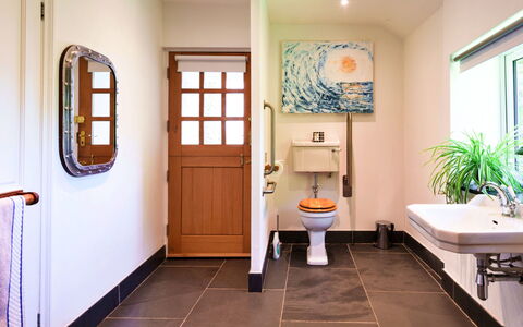 The Old Vicarage: Interior Design, Pavimentazione, Idraulico Fixture, Bagno, Pavimento, Gabinetto, Idraulico, Rubinetto, Illuminazione, Lavello