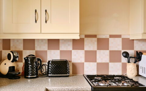 Looe Valley View: Cucina, Rosa, Controsoffitto, Stufa, Cucina Stufa, Stufa A Gas, Elettrodomestico Da Cucina, Piano Cottura, Piastrella, Cabinetry