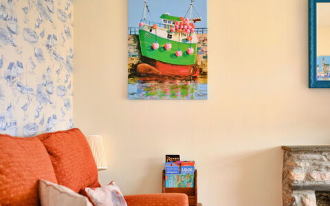 Looe Valley View: Mobilia, Interior Design, Parete, Cornice, Tessile, Camera, Illuminazione, Soggiorno, Arancia, Pavimentazione