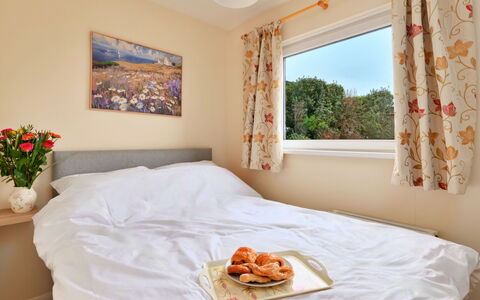 Looe Valley View: Mobilia, Camera Da Letto, Interior Design, Letto, Lenzuolo, Biancheria, Casa, Bedding, Appartamento, Lancia Cuscino