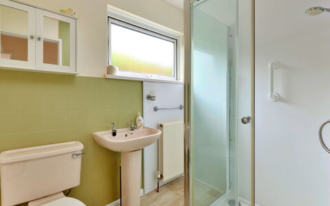 Looe Valley View: Bagno, Idraulico Fixture, Parete, Pavimentazione, Pavimento, Gabinetto, Interior Design, Toilet Seat, Lavandino Del Bagno, Idraulico