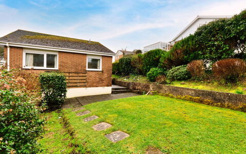 Looe Valley View: Erba, Casa, Zona Residenziale, Arbusto, Architettura, Tetto, Casa, Giardino, Villetta, Groundcover