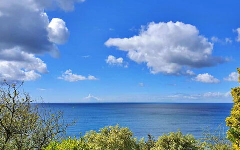 Little Watch House: Cielo, Blu, Nube, Giorno, Acqua, Corpo D'Acqua, Orizzonte, Mare, Cumulo, Estate
