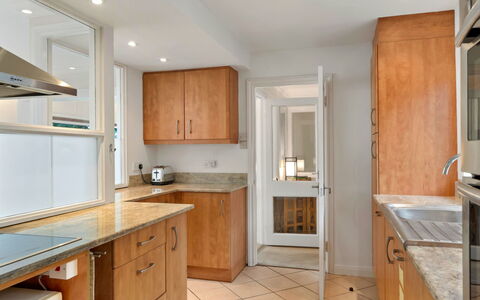 Little Watch House: Controsoffitto, Cabinetry, Pavimentazione, Mobilia, Cucina, Interior Design, Legna, Pavimento, Elettrodomestico Da Cucina, Camera