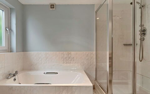 Little Watch House: Bagno, Vasca Da Bagno, Idraulico Fixture, Pavimentazione, Parete, Pavimento, Interior Design, Rubinetto, Soffitto, Idraulico