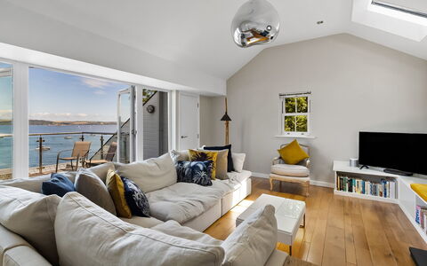 Bownder House: Mobilia, Divano, Interior Design, Pavimentazione, Pavimento, Soffitto, Soggiorno, Camera, Illuminazione