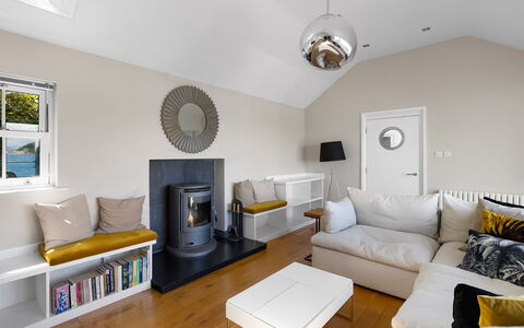 Bownder House: Mobilia, Interior Design, Pavimentazione, Parete, Pavimento, Divano, Legna, Soffitto, Soggiorno, Camera