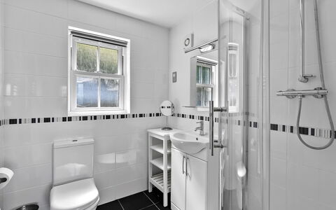 Bownder House: Toilet Seat, Bagno, Idraulico Fixture, Gabinetto, Lavello, Interior Design, Pavimentazione, Pavimento, Idraulico, Rubinetto
