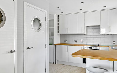 Bownder House: Interior Design, Parete, Pavimentazione, Legna, Controsoffitto, Pavimento, Cucina, Cabinetry, Mobilia, Casa