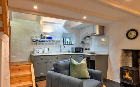 Spray Barn: Mobilia, Interior Design, Pavimentazione, Legna, Pavimento, Soffitto, Camera, Illuminazione, Cabinetry, Controsoffitto