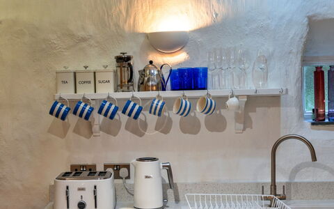 Spray Barn: Cucina, Interior Design, Elettrodomestico Da Cucina, Scaffalature, Mensola, Bottiglia, Piccolo Apparecchio, Controsoffitto, Rubinetto