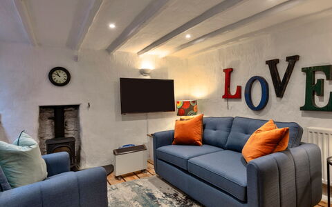 Spray Barn: Mobilia, Divano, Interior Design, Parete, Pavimentazione, Legna, Pavimento, Soggiorno, Camera, Soffitto