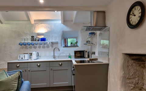 Spray Barn: Elettrodomestico Da Cucina, Cucina, Controsoffitto, Apparecchio Major, Mobilia, Interior Design, Cabinetry, Pavimentazione, Elettrodomestico, Idraulico Fixture