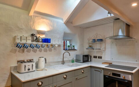Spray Barn: Cucina, Elettrodomestico Da Cucina, Controsoffitto, Apparecchio Major, Interior Design, Cabinetry, Soffitto, Cucina Stufa, Elettrodomestico, Pavimentazione