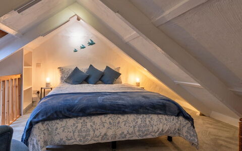 Spray Barn: Camera Da Letto, Interior Design, Letto, Mobilia, Legna, Soffitto, Pavimentazione, Lenzuolo, Pavimento, Bedding