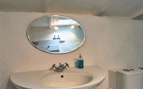 Spray Barn: Lavandino Del Bagno, Idraulico Fixture, Lavello, Specchio, Rubinetto, Interior Design, Bagno, Idraulico, Soffitto, Camera