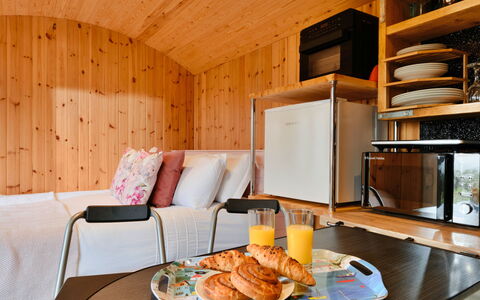 Demelza Shepherd'S Hut: Interior Design, Legna, Pavimentazione, Pavimento, Camera, Soffitto, Color Legno, Camera Da Letto, Latifoglie, Letto