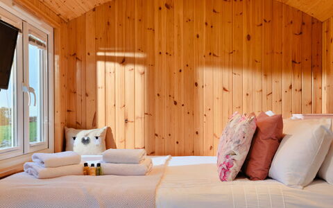 Demelza Shepherd'S Hut: Legna, Interior Design, Camera Da Letto, Pavimentazione, Pavimento, Letto, Illuminazione, Camera, Casa, Lenzuolo