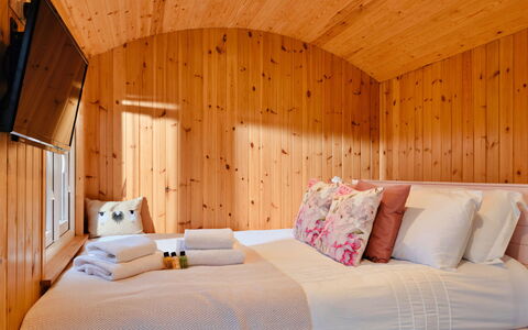 Demelza Shepherd'S Hut: Interior Design, Camera Da Letto, Legna, Letto, Pavimentazione, Lenzuolo, Bedding, Pavimento, Illuminazione, Mobilia