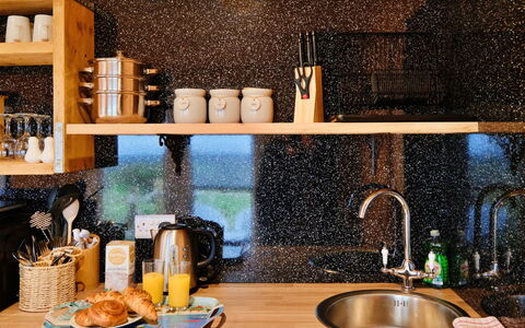 Demelza Shepherd'S Hut: Cucina, Controsoffitto, Granito, Elettrodomestico Da Cucina, Idraulico Fixture, Materiali Naturali, Rubinetto, Idraulico, Cabinetry, Color Legno