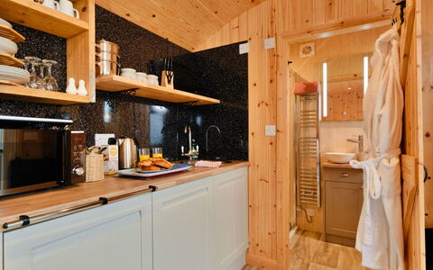 Demelza Shepherd'S Hut: Legna, Pavimentazione, Cucina, Interior Design, Cabinetry, Controsoffitto, Mobilia, Idraulico Fixture, Pavimento, Illuminazione