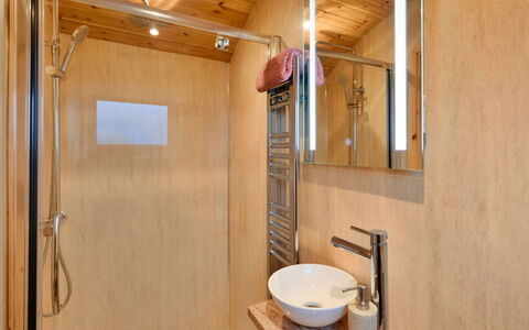 Demelza Shepherd'S Hut: Idraulico Fixture, Pavimentazione, Legna, Pavimento, Interior Design, Lavandino Del Bagno, Lavello, Bagno, Idraulico, Rubinetto