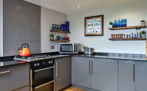 High Cross House: Cucina, Elettrodomestico Da Cucina, Apparecchio Major, Controsoffitto, Cabinetry, Cucina Stufa, Interior Design, Pavimentazione, Elettrodomestico, Mobilia