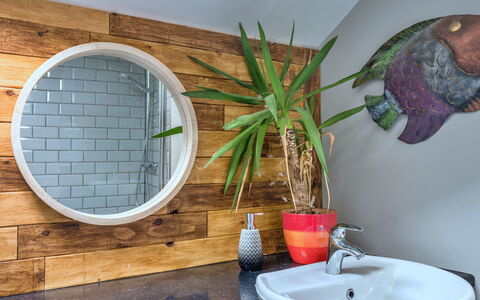 High Cross House: Specchio, Interior Design, Illuminazione, Lavandino Del Bagno, Idraulico Fixture, Lavello, Rubinetto, Bagno, Bicchiere, Pianta Della Casa