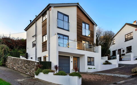Lake View: Parete, Costruzione, Finestra, Casa, Casa, Zona Residenziale, Facciata, Porta, Villetta, Driveway