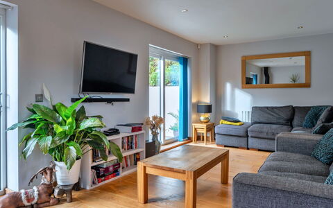 Lake View: Mobilia, Interior Design, Pavimentazione, Divano, Legna, Pavimento, Camera, Soggiorno, Soffitto, Illuminazione