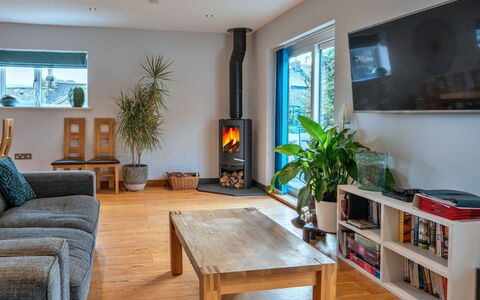 Lake View: Mobilia, Interior Design, Legna, Pavimentazione, Focolare, Soggiorno, Pavimento, Illuminazione, Tavolo, Casa