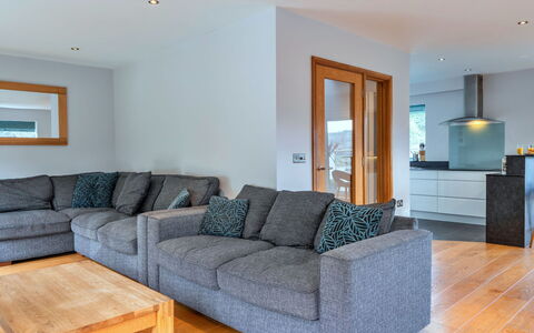 Lake View: Mobilia, Divano, Interior Design, Pavimentazione, Pavimento, Legna, Soggiorno, Camera, Soffitto