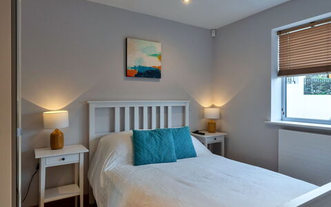 Lake View: Letto, Mobilia, Bedding, Camera Da Letto, Interior Design, Lenzuolo, Legna, Biancheria, Camera, Pavimento
