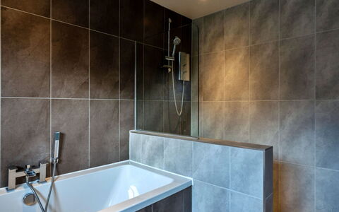 Lake View: Parete, Pavimentazione, Idraulico Fixture, Pavimento, Bagno, Interior Design, Vasca Da Bagno, Idraulico, Materiale Composito, Rubinetto