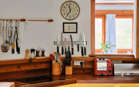 The Cuddy: Legna, Cucina, Controsoffitto, Elettrodomestico Da Cucina, Color Legno, Cabinetry, Camera, Piccolo Apparecchio