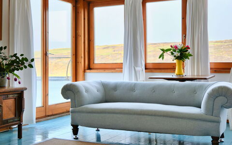 The Cuddy: Mobilia, Interior Design, Pavimentazione, Divano, Pavimento, Legna, Tavolo, Soggiorno, Illuminazione, Camera