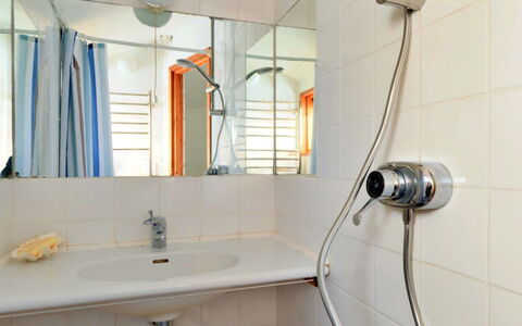 The Cuddy: Idraulico Fixture, Bagno, Interior Design, Pavimentazione, Rubinetto, Idraulico, Lavello, Lavandino Del Bagno, Pavimento, Soffione Doccia