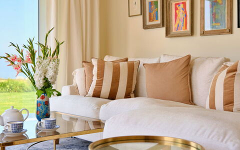 The Coast House: Mobilia, Interior Design, Divano, Soggiorno, Giallo, Lancia Cuscino, Camera, Casa, Cuscino, Tessile