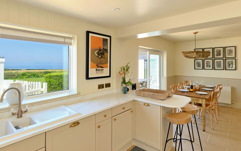 The Coast House: Mobilia, Interior Design, Pavimentazione, Legna, Controsoffitto, Soffitto, Pavimento, Cabinetry, Cucina, Illuminazione