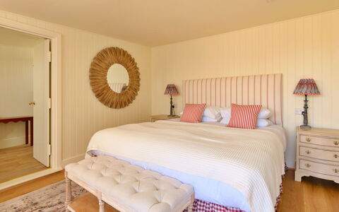 The Coast House: Letto, Mobilia, Bedding, Camera Da Letto, Interior Design, Lenzuolo, Legna, Pavimento, Pavimentazione, Biancheria