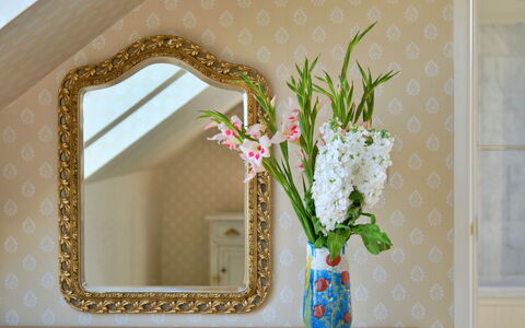 The Coast House: Interior Design, Specchio, Modanatura, Cornice, Sfondo, Lampada, Soggiorno