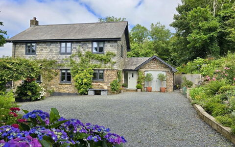 Thyme Bank: Arbusto, Casa, Villetta, Tetto, Casa, Giardino, Estate, Driveway, Agriturismo