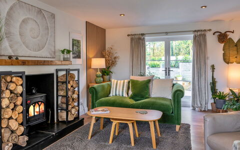 Thyme Bank: Mobilia, Interior Design, Pavimentazione, Divano, Legna, Soggiorno, Pavimento, Camera, Tavolo, Casa